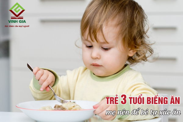 Cha mẹ để bé tự xúc ăn sẽ khiến trẻ thích thú và ăn ngon hơn