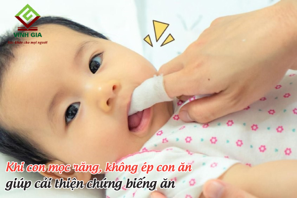 Khi bé biếng ăn do mọc răng mẹ nên cho con ăn đồ lỏng hoặc chỉ bú mẹ