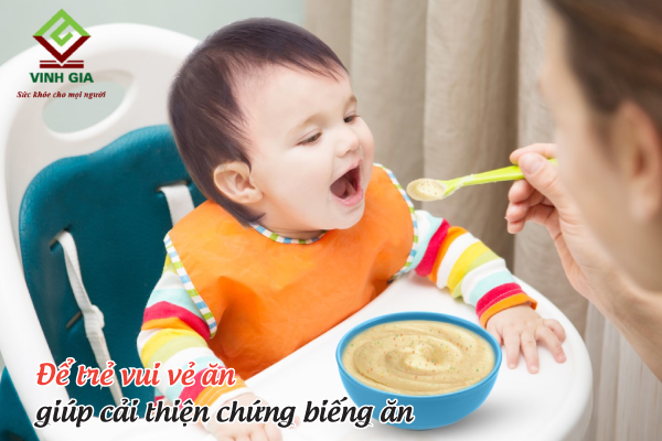 Mẹ khuyến khích bé ăn vui vẻ để cải thiện tình trạng biếng ăn