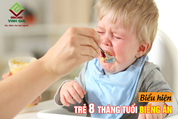 Trẻ 8 tháng biếng ăn sẽ lười bú lười ăn dặm, thường xuyên ngậm thức ăn