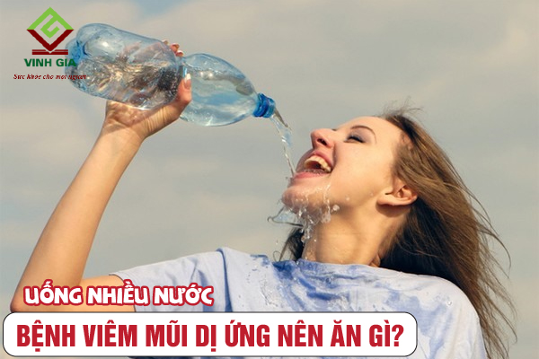 Người bệnh viêm mũi dị ứng nên uống nhiều nước