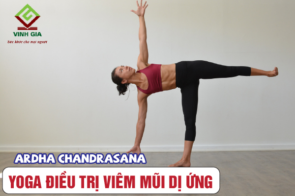 Tư thế yoga trị viêm mũi dị ứng Ardha Chandrasana