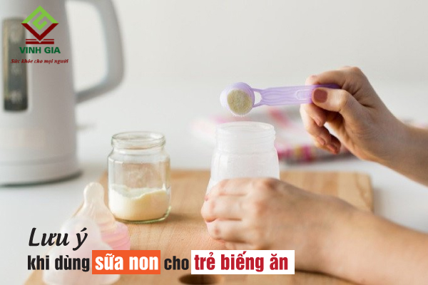 Khi cho bé biếng ăn dùng sữa non, mẹ cần chú ý vệ sinh dụng cụ