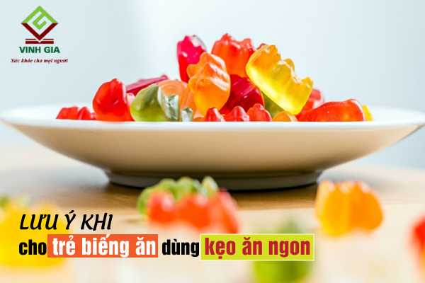 Khi dùng kẹo biếng ăn, mẹ cần chú ý cho bé ăn đúng liều lượng, tránh lạm dụng Khi dùng kẹo biếng ăn, mẹ cần chú ý cho bé ăn đúng liều lượng, tránh lạm dụng