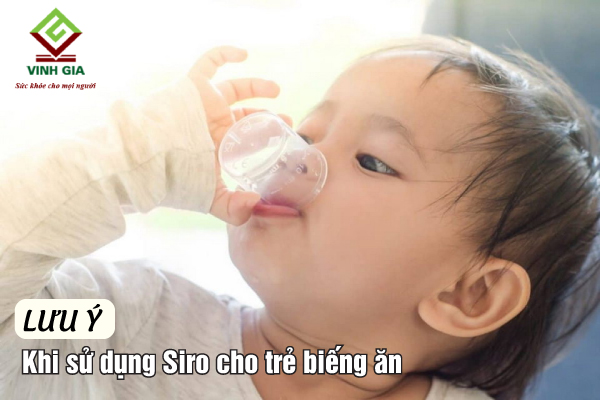 Khi sử dụng siro cho trẻ biếng ăn, mẹ nên kết hợp với chế độ ăn hợp lý