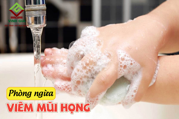 Rửa tay thường xuyên bằng xà phòng để ngăn ngừa viêm mũi họng