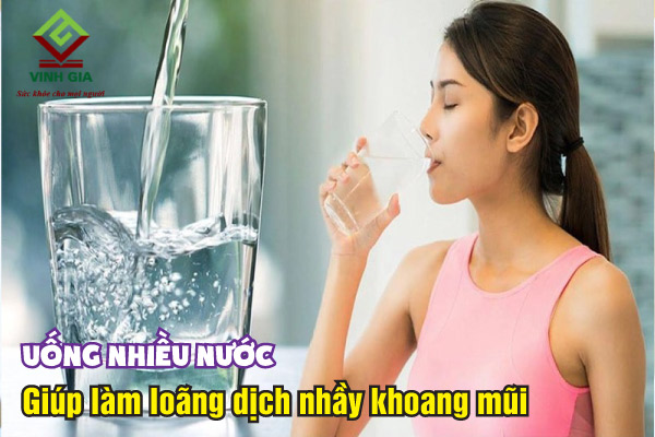 Nên uống nhiều nước để làm loãng dịch nhầy khoang mũi