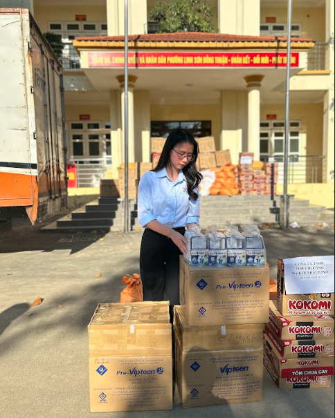 Đại diện Dược phẩm Vinh Gia cùng suất quà hỗ trợ tăng đề kháng, giảm ốm vặt và tăng chiều cao cho trẻ Đại diện Dược phẩm Vinh Gia cùng suất quà hỗ trợ tăng đề kháng, giảm ốm vặt và tăng chiều cao cho trẻ