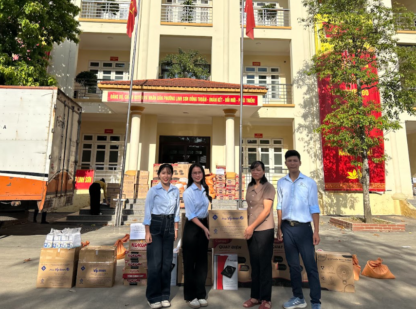 Đại diện Dược phẩm Vinh Gia trao quà cho người dân tỉnh Thái Nguyên Đại diện Dược phẩm Vinh Gia trao quà cho người dân tỉnh Thái Nguyên