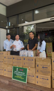 Đại diện Dược Vinh Gia và Đài Tiếng nói Việt Nam (VOV) bên quà tặng Đại diện Dược Vinh Gia và Đài Tiếng nói Việt Nam (VOV) bên quà tặng