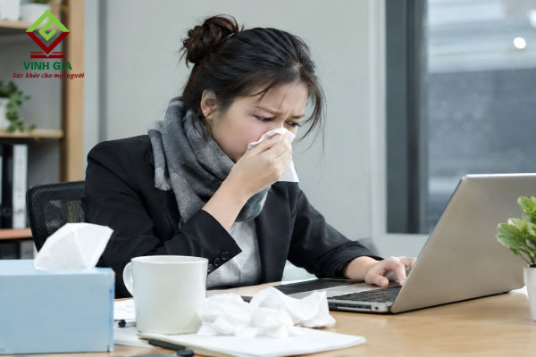 Cố làm việc, không nghỉ ngơi khi đang bị cúm khiến bệnh lâu hồi phục