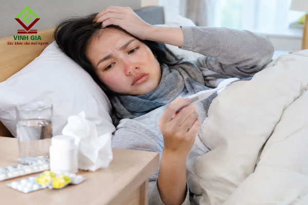 Dấu hiệu thường gặp của cúm là sốt, lạnh hoặc gai người