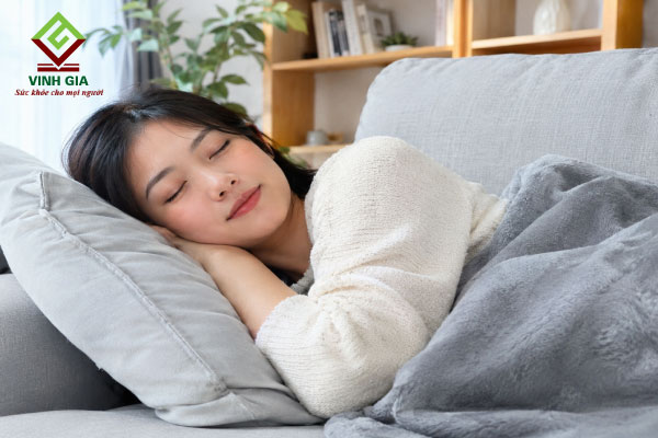 khi bị cúm cơ thể nên nghỉ ngơi uống đủ nước và chăm sóc mũi họng