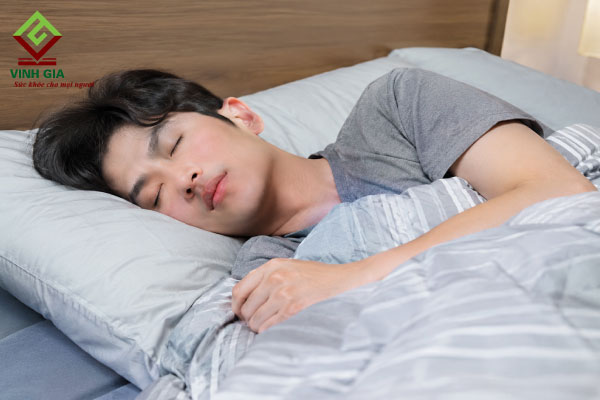 Nên nghỉ ngơi đầy đủ và theo dõi triệu chứng khi chưa biết là cúm hay cảm lạnh