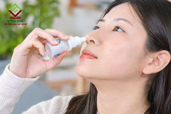 Nên vệ sinh mũi bằng nước muối sinh lý dạng nhỏ hoặc xịt mũi